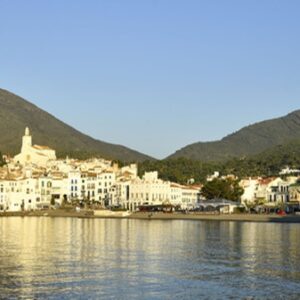 Espagne, Catalogne, Costa Brava, province de Gérone, Cadaqués, l'église Santa-Maria domine le village//Spain, Catalonia, Costa Brava, Girona province, Cadaques, the Santa Maria church overhangs the village